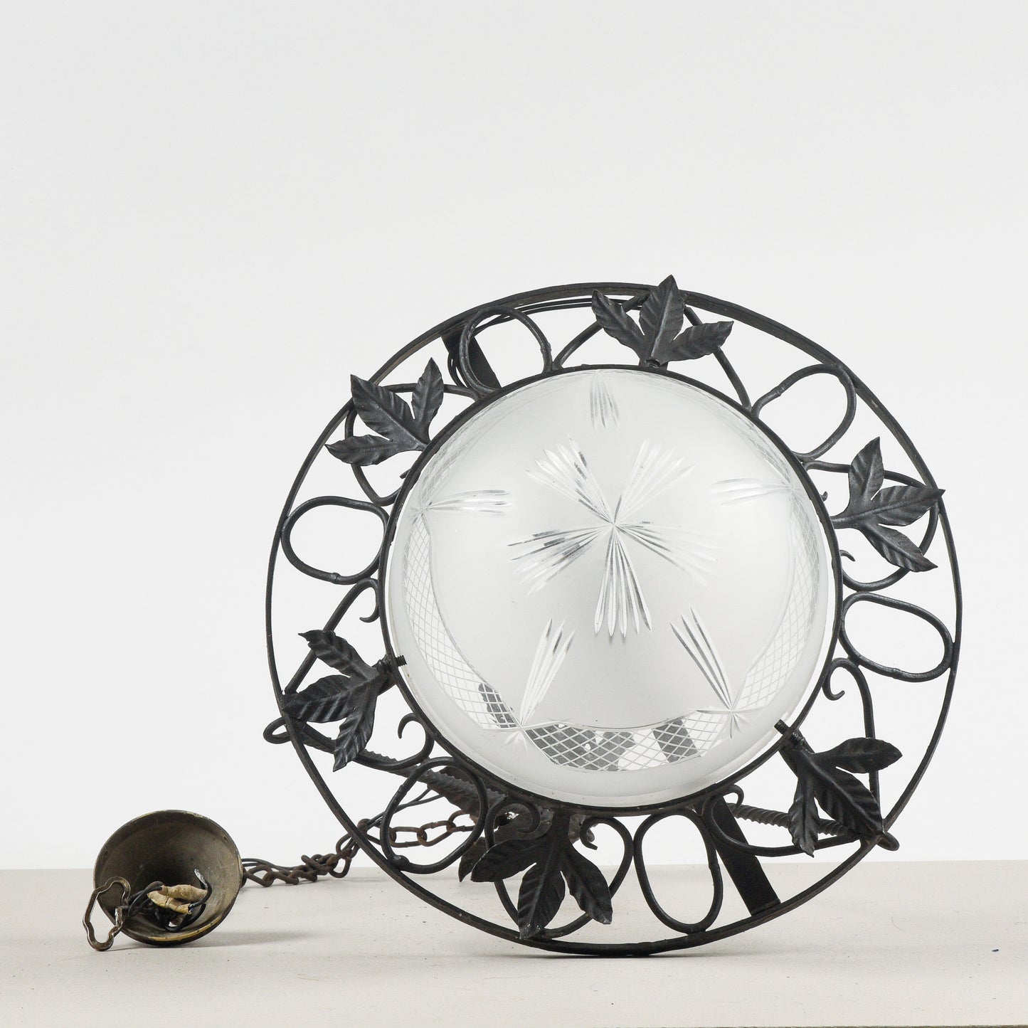 Lampadario in ferro con cappa in vetro stile Liberty