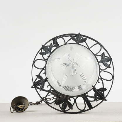 Lampadario in ferro con cappa in vetro stile Liberty