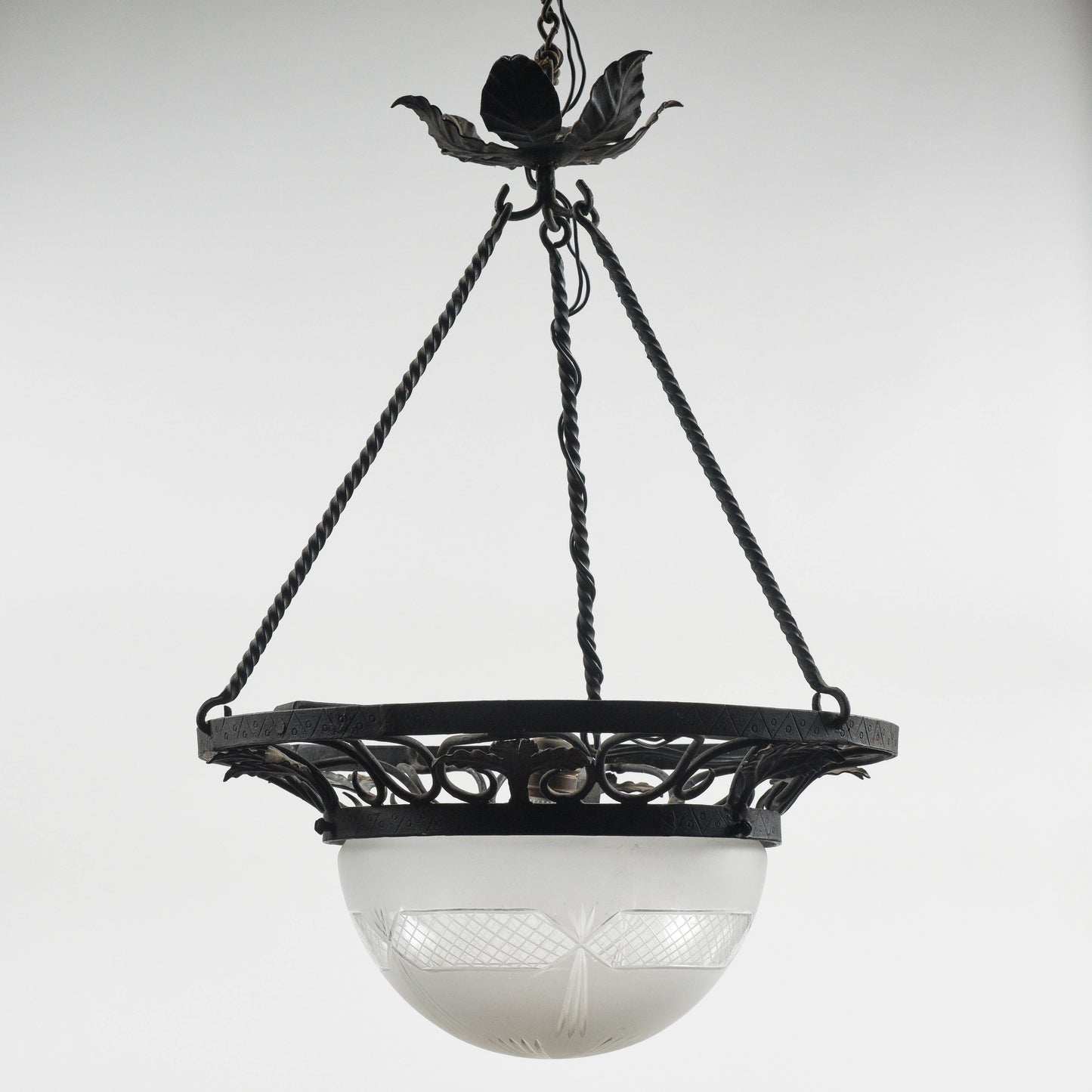 Lampadario in ferro con cappa in vetro stile Liberty