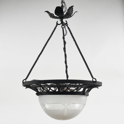 Lampadario in ferro con cappa in vetro stile Liberty