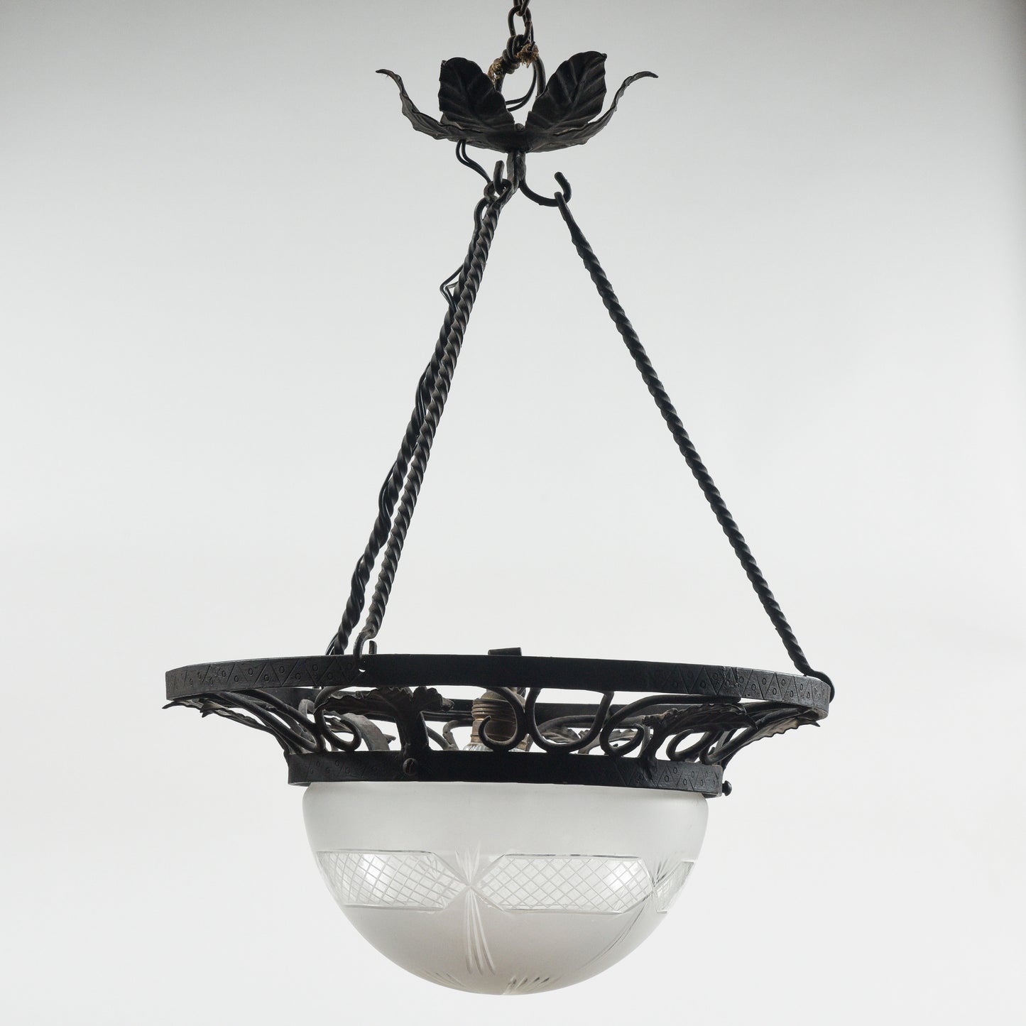 Lampadario in ferro con cappa in vetro stile Liberty