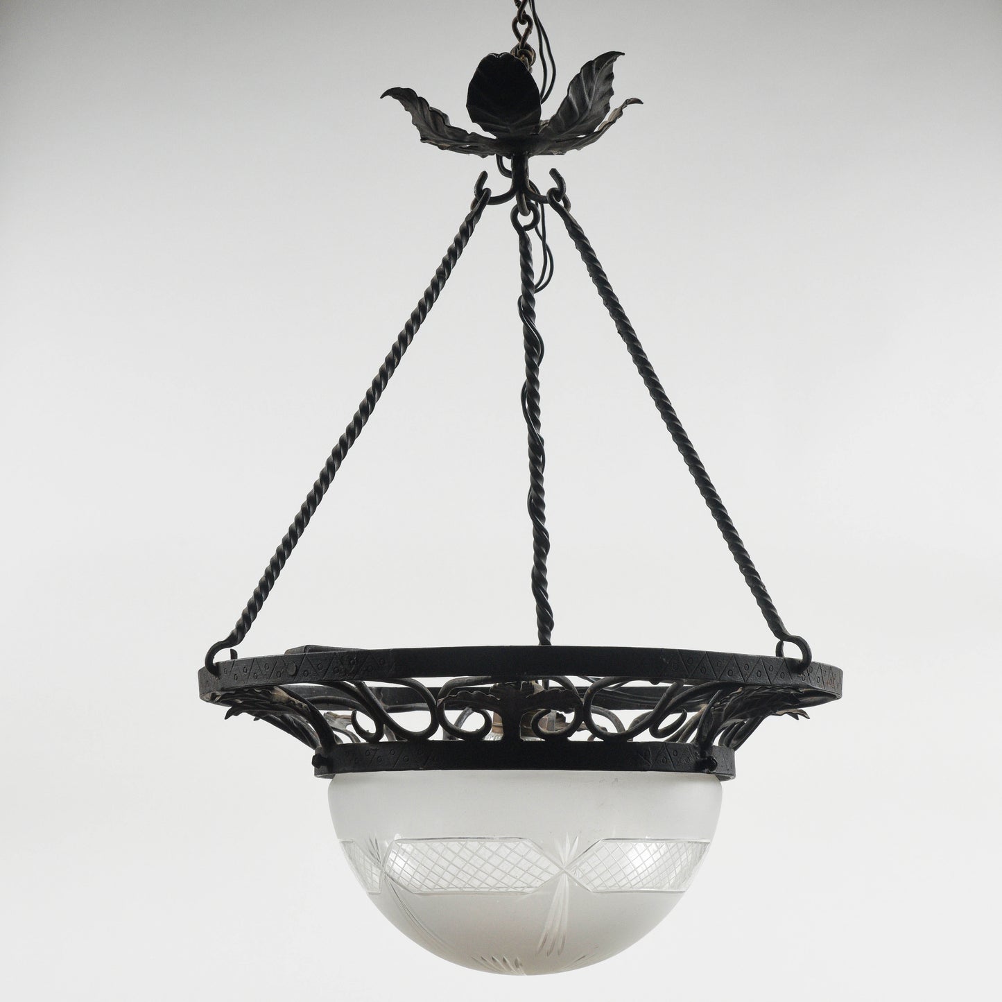 Lampadario in ferro con cappa in vetro stile Liberty
