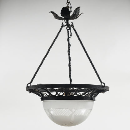 Lampadario in ferro con cappa in vetro stile Liberty