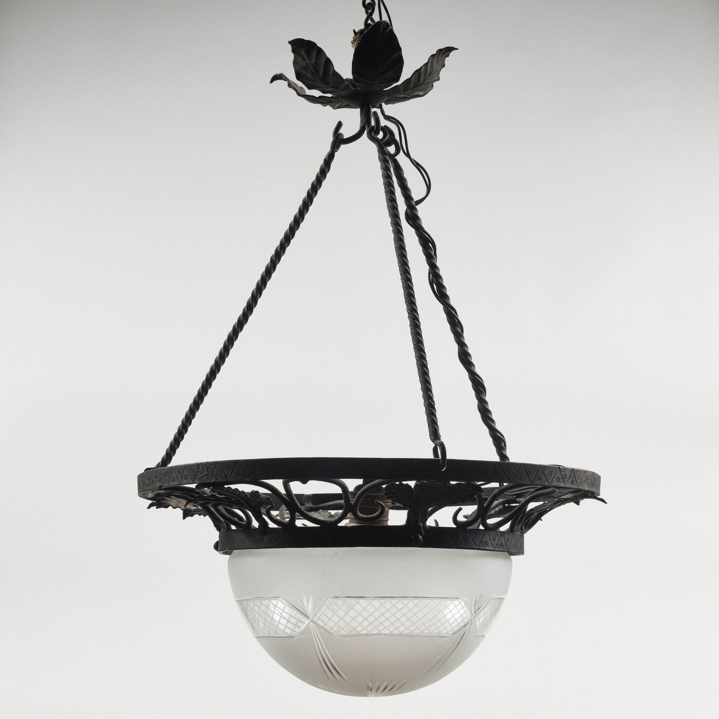 Lampadario in ferro con cappa in vetro stile Liberty