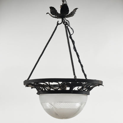 Lampadario in ferro con cappa in vetro stile Liberty