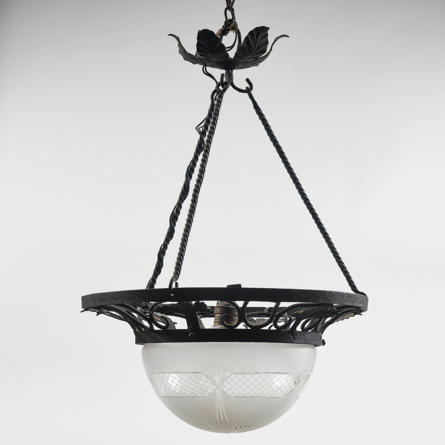 Lampadario in ferro con cappa in vetro stile Liberty