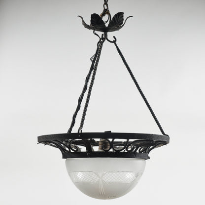 Lampadario in ferro con cappa in vetro stile Liberty