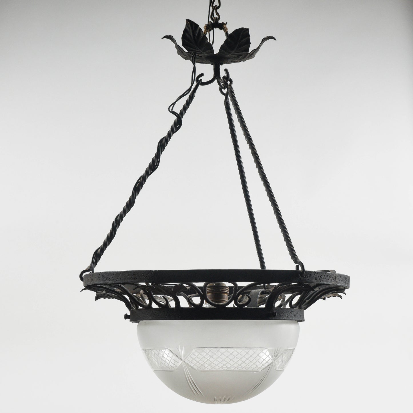 Lampadario in ferro con cappa in vetro stile Liberty
