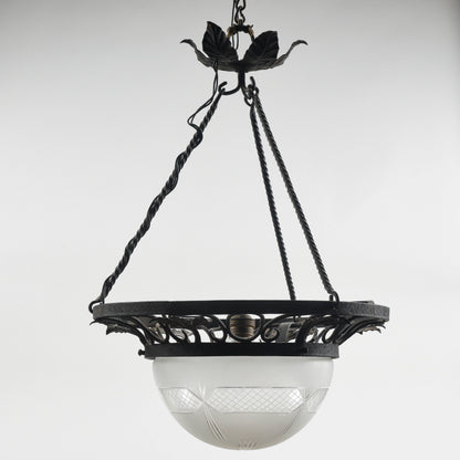 Lampadario in ferro con cappa in vetro stile Liberty