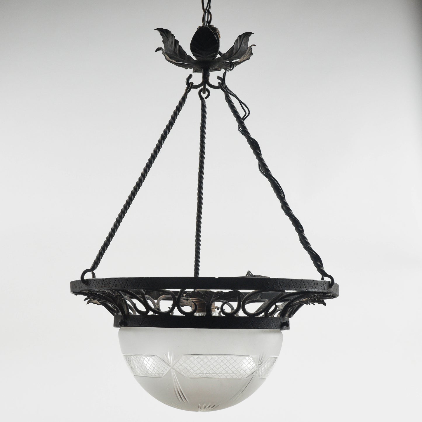 Lampadario in ferro con cappa in vetro stile Liberty