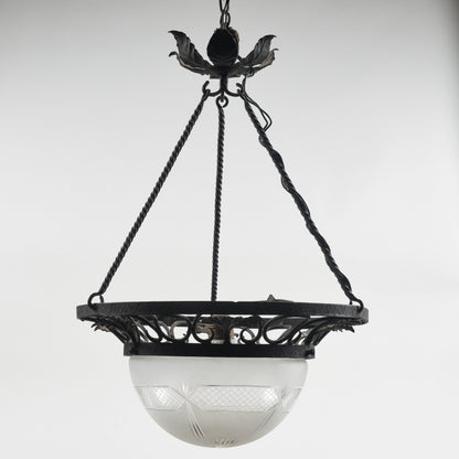 Lampadario in ferro con cappa in vetro stile Liberty