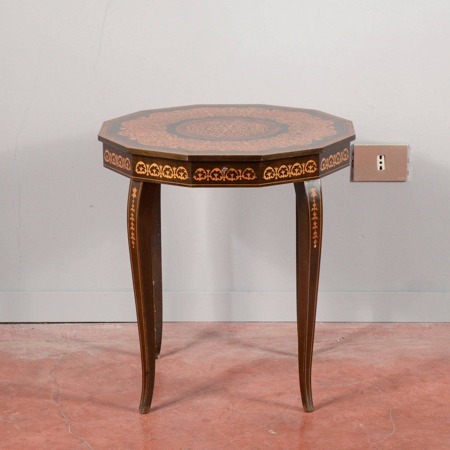 Tavolino legno  intarsiato con carillon all'apertura vintage anni 70