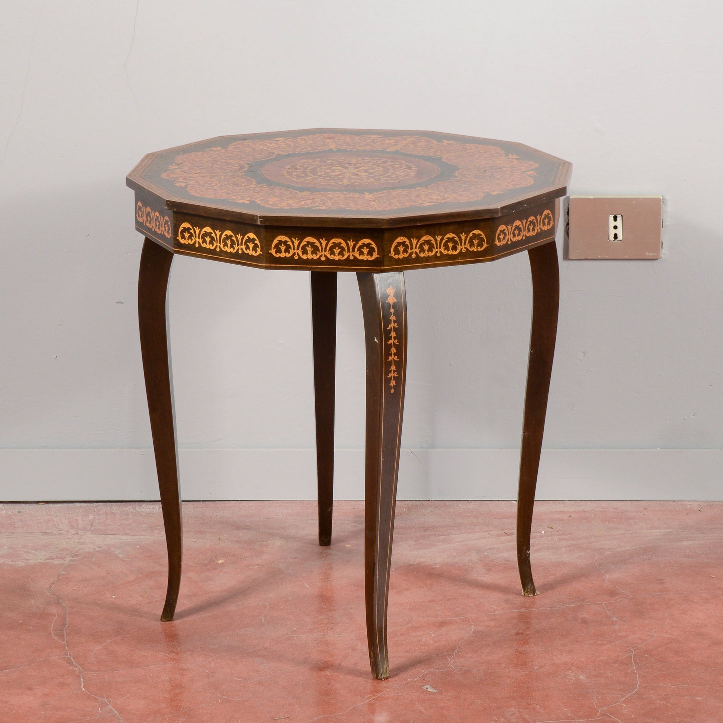 Tavolino legno  intarsiato con carillon all'apertura vintage anni 70