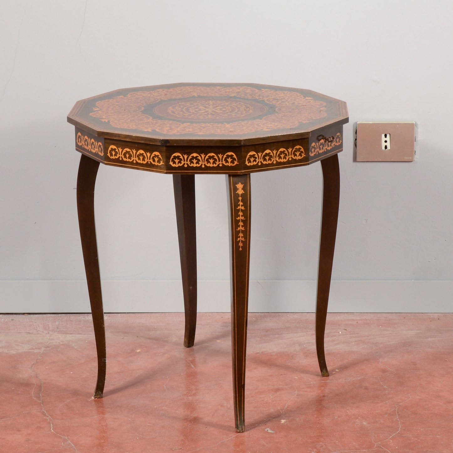 Tavolino legno  intarsiato con carillon all'apertura vintage anni 70