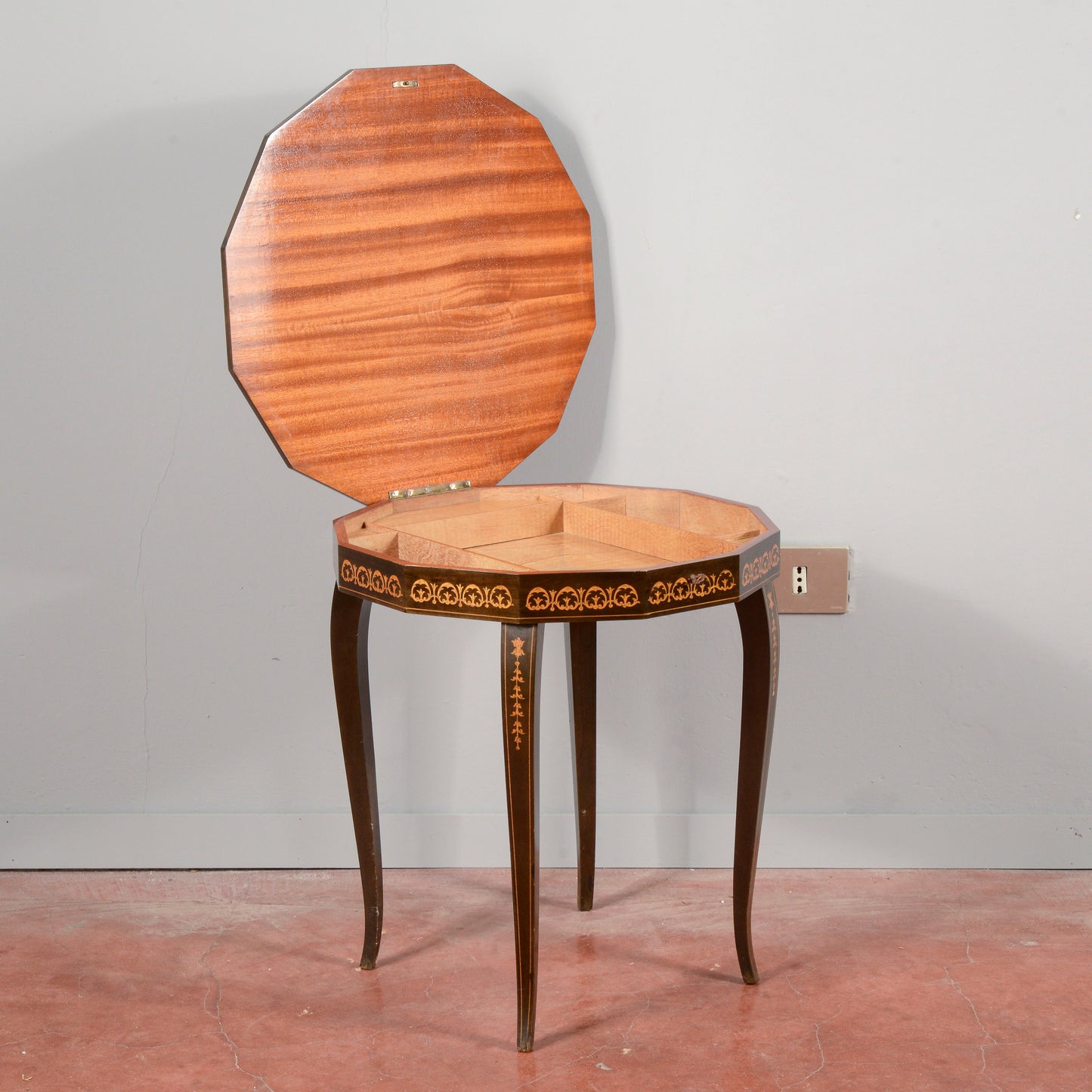 Tavolino legno  intarsiato con carillon all'apertura vintage anni 70