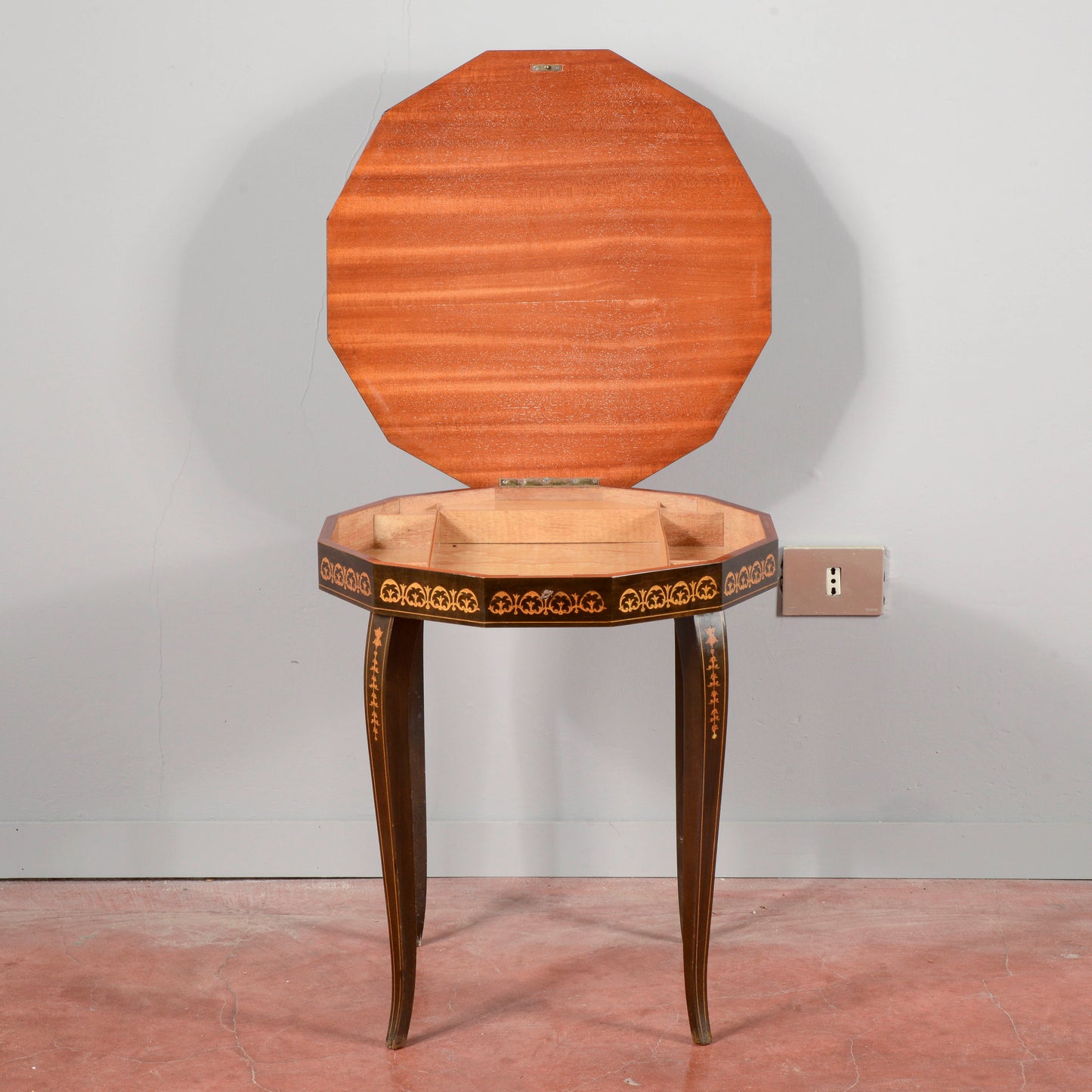 Tavolino legno  intarsiato con carillon all'apertura vintage anni 70