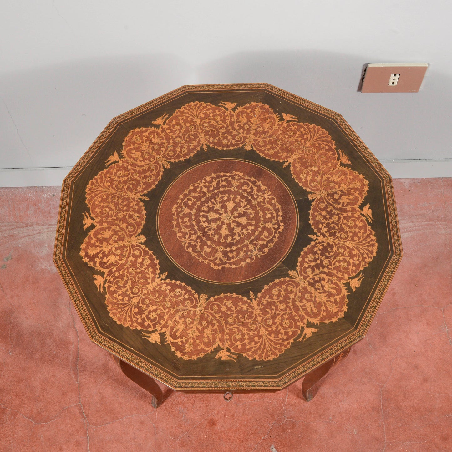 Tavolino legno  intarsiato con carillon all'apertura vintage anni 70