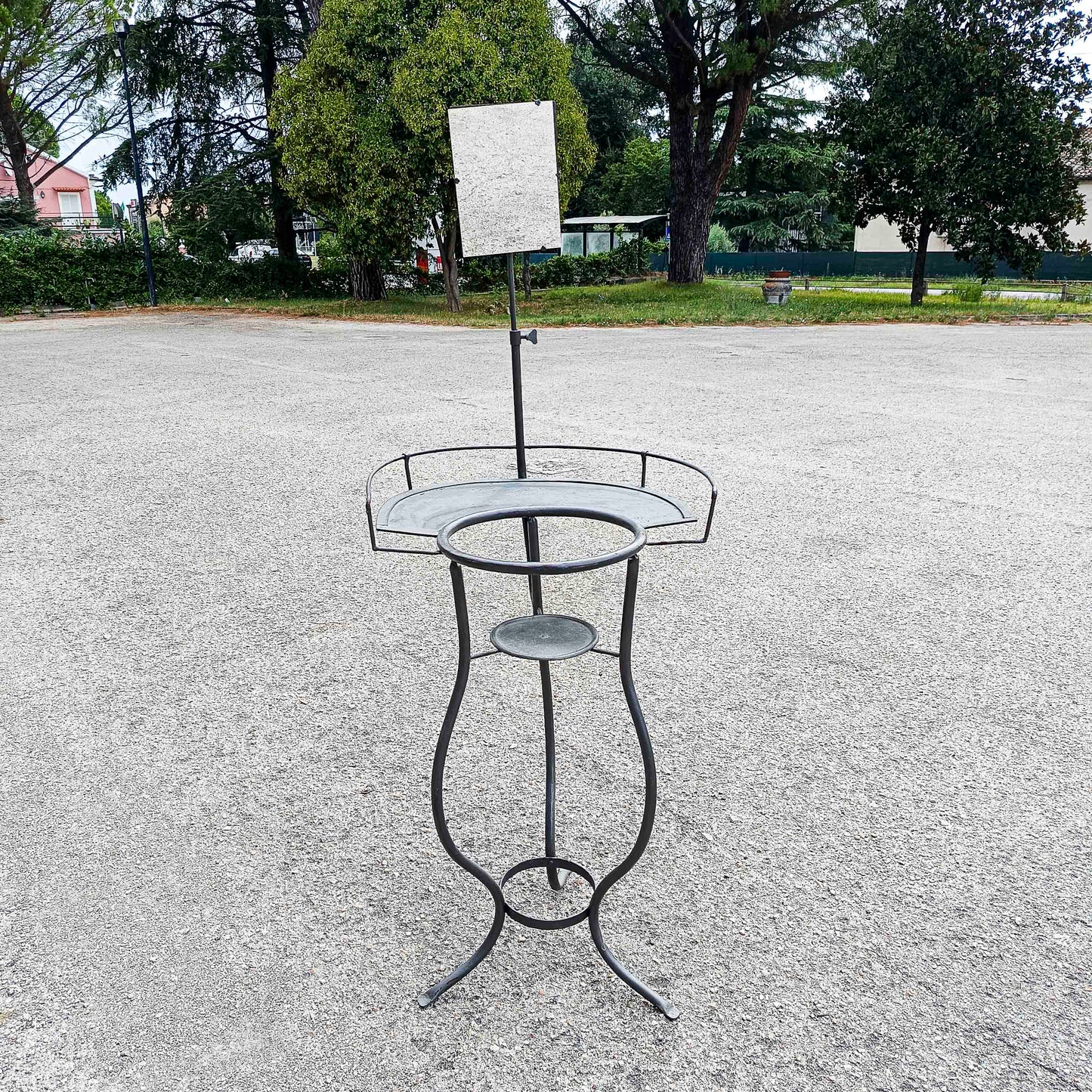 Lavabo antico in ferro completo di specchio
