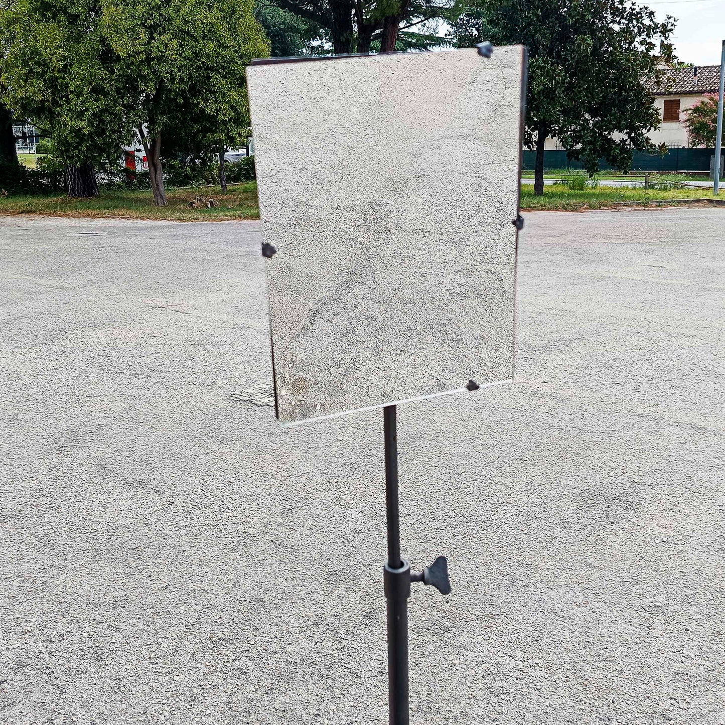 Lavabo antico in ferro completo di specchio