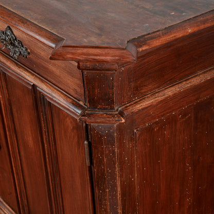 Credenza a due ante ricca di cornici stile sagrestia Italia XX secolo