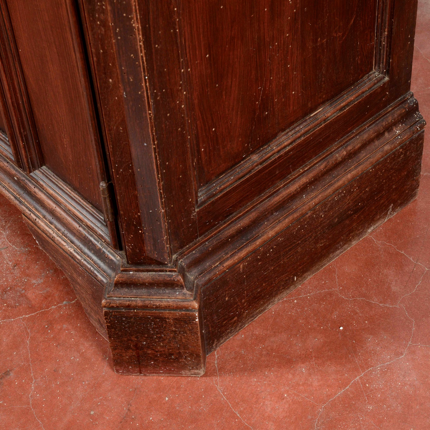 Credenza a due ante ricca di cornici stile sagrestia Italia XX secolo