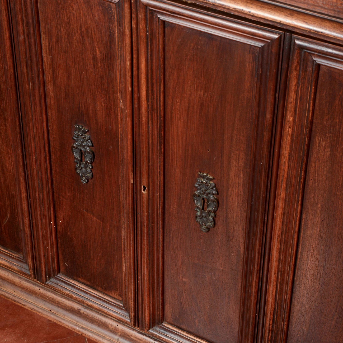 Credenza a due ante ricca di cornici stile sagrestia Italia XX secolo