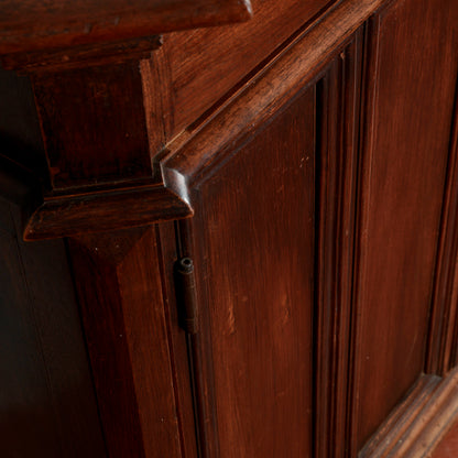 Credenza a due ante ricca di cornici stile sagrestia Italia XX secolo