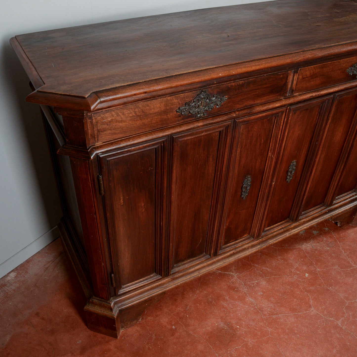 Credenza a due ante ricca di cornici stile sagrestia Italia XX secolo