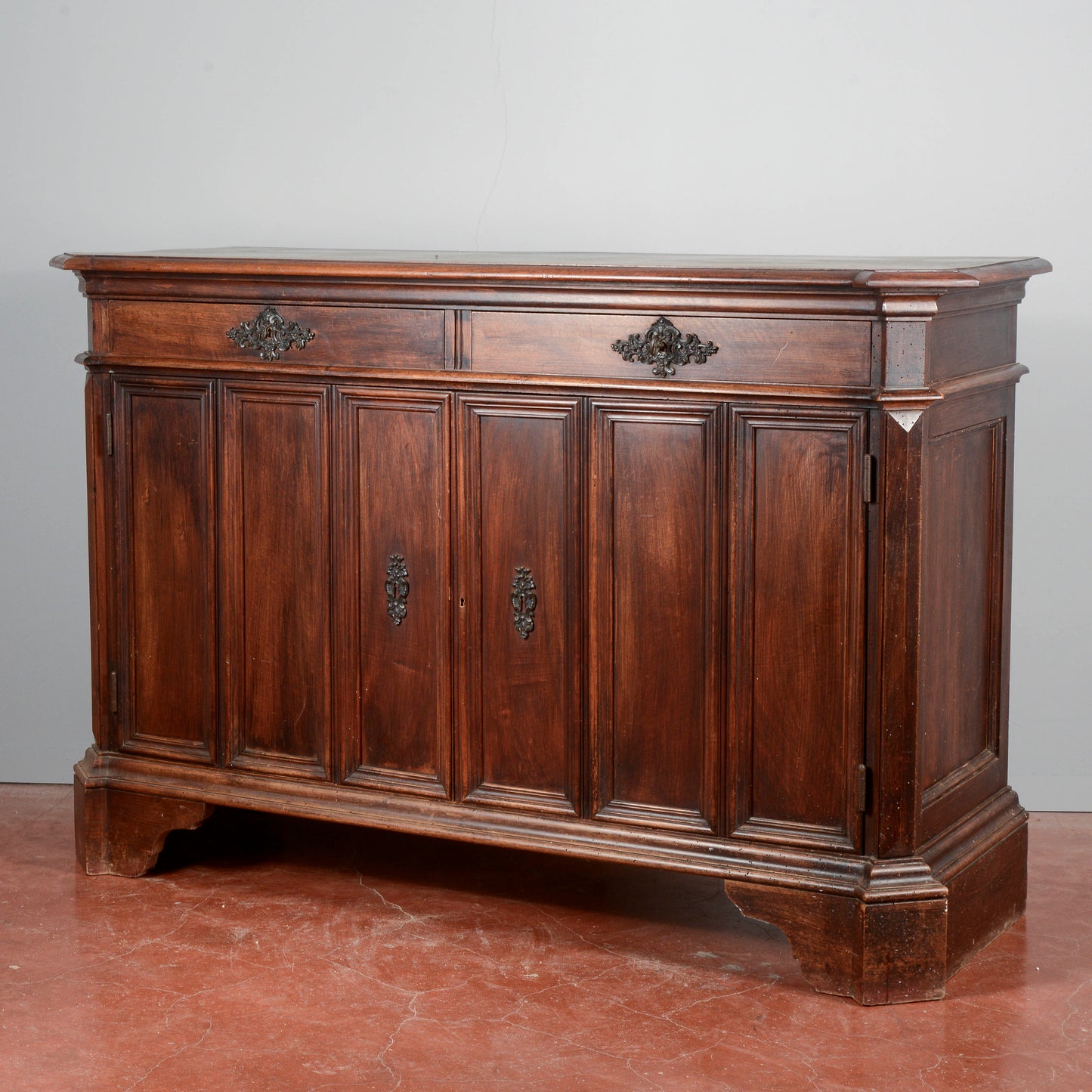 Credenza a due ante ricca di cornici stile sagrestia Italia XX secolo