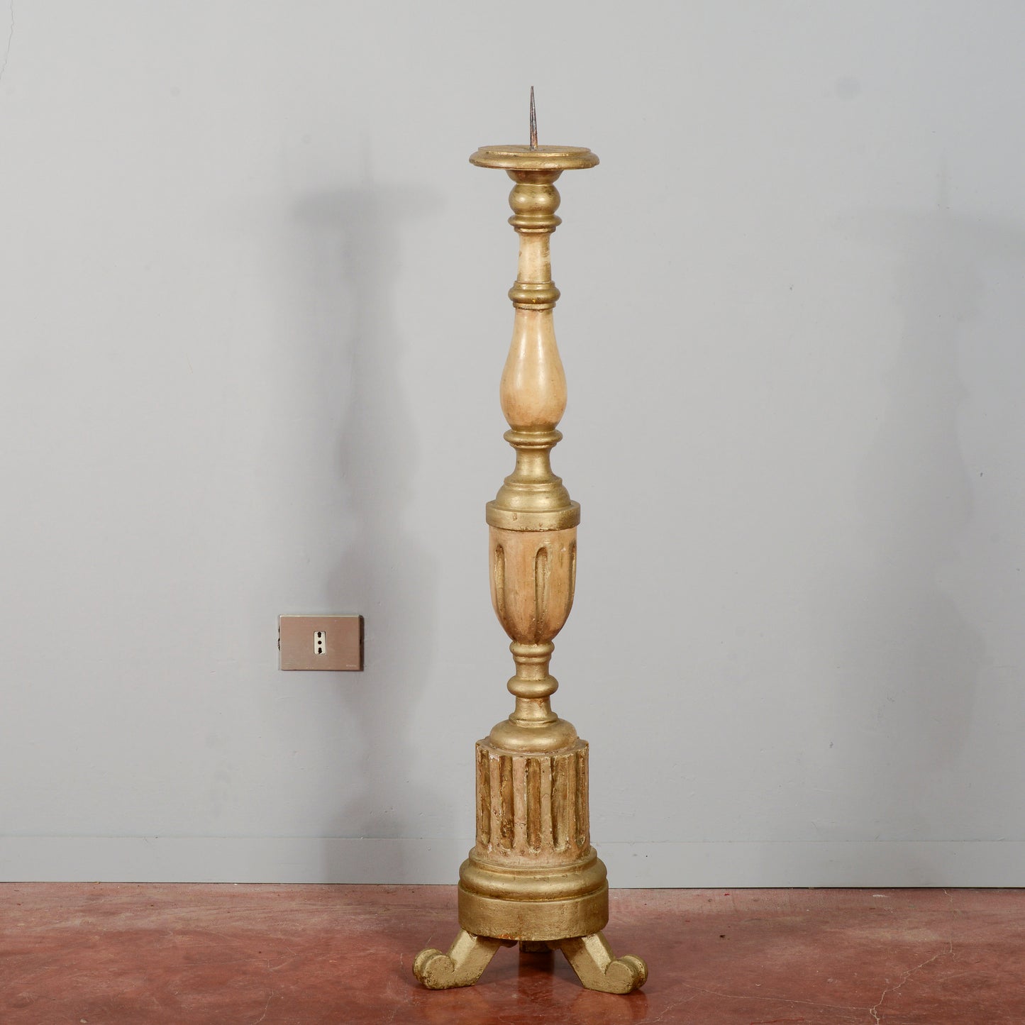 Torciera lume da terra in legno scolpito laccato decorato XIX  secolo