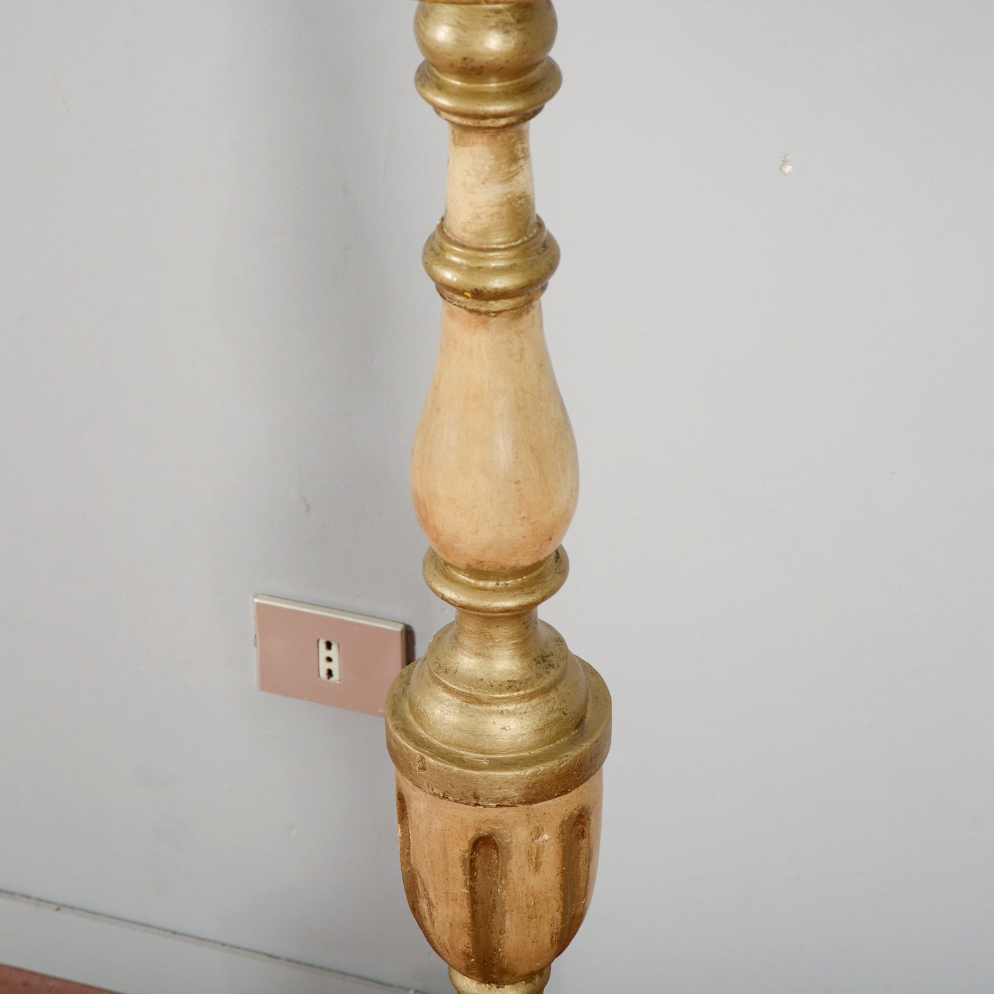 Torciera lume da terra in legno scolpito laccato decorato XIX  secolo
