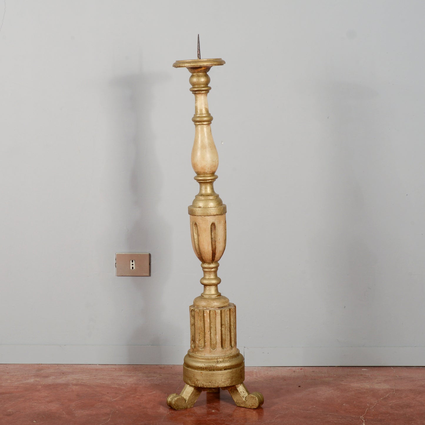 Torciera lume da terra in legno scolpito laccato decorato XIX  secolo