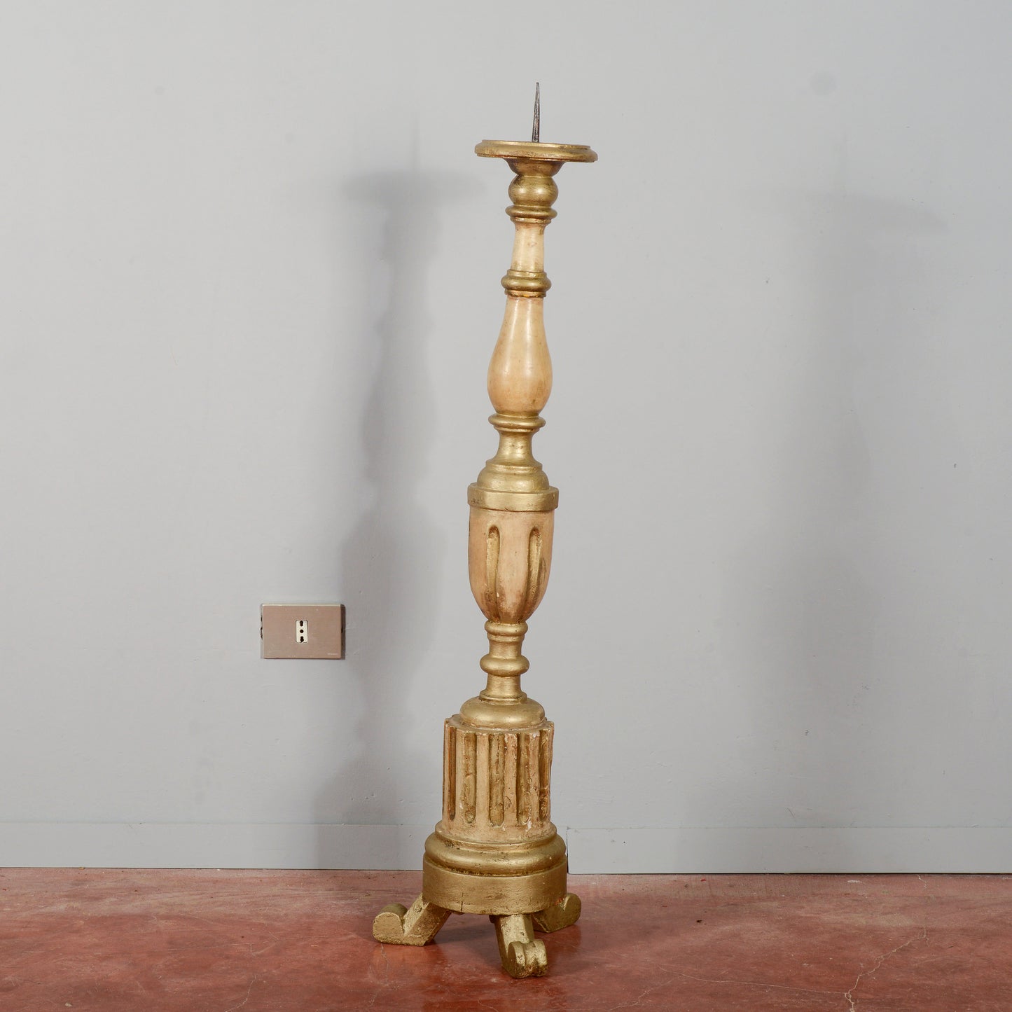 Torciera lume da terra in legno scolpito laccato decorato XIX  secolo