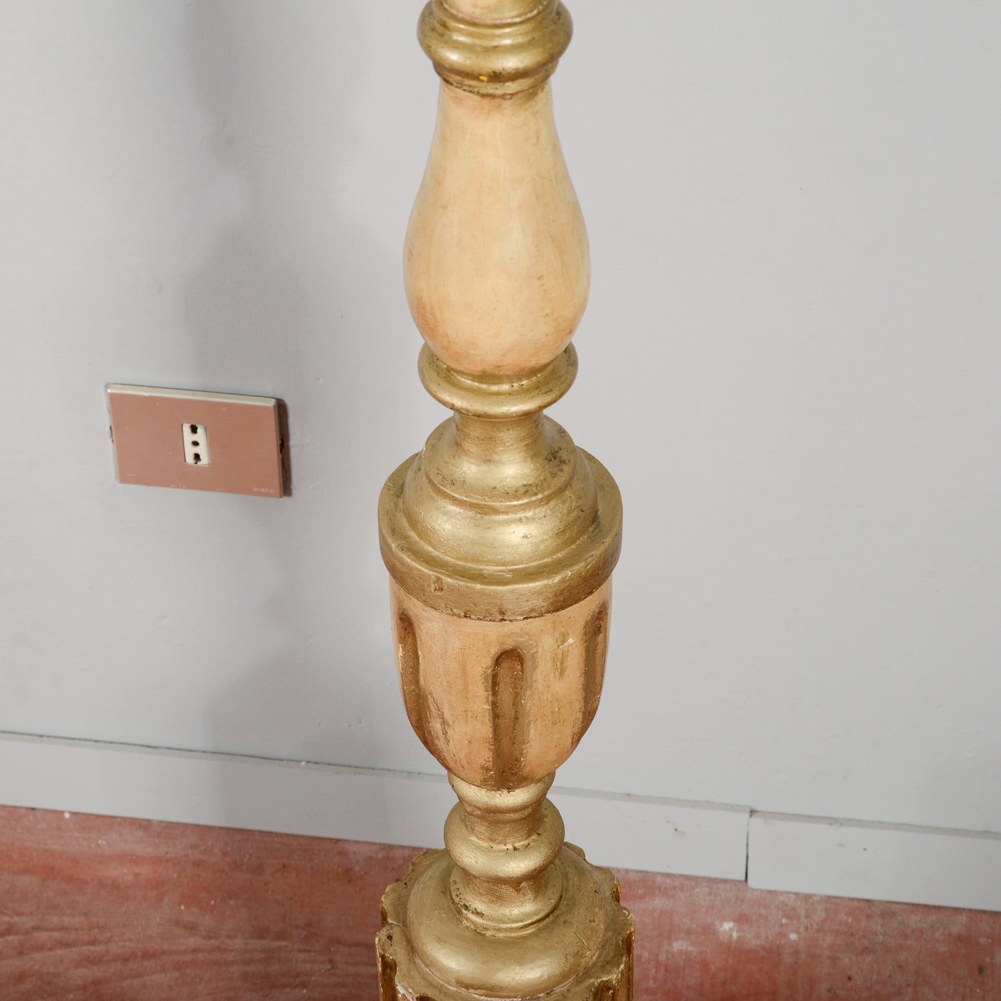Torciera lume da terra in legno scolpito laccato decorato XIX  secolo