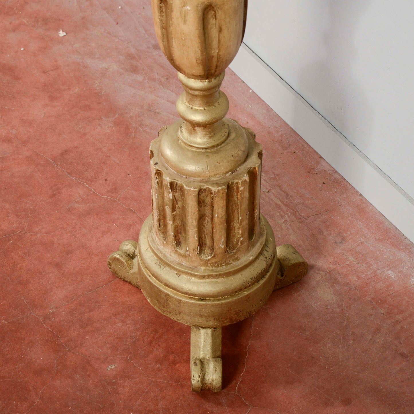 Torciera lume da terra in legno scolpito laccato decorato XIX  secolo