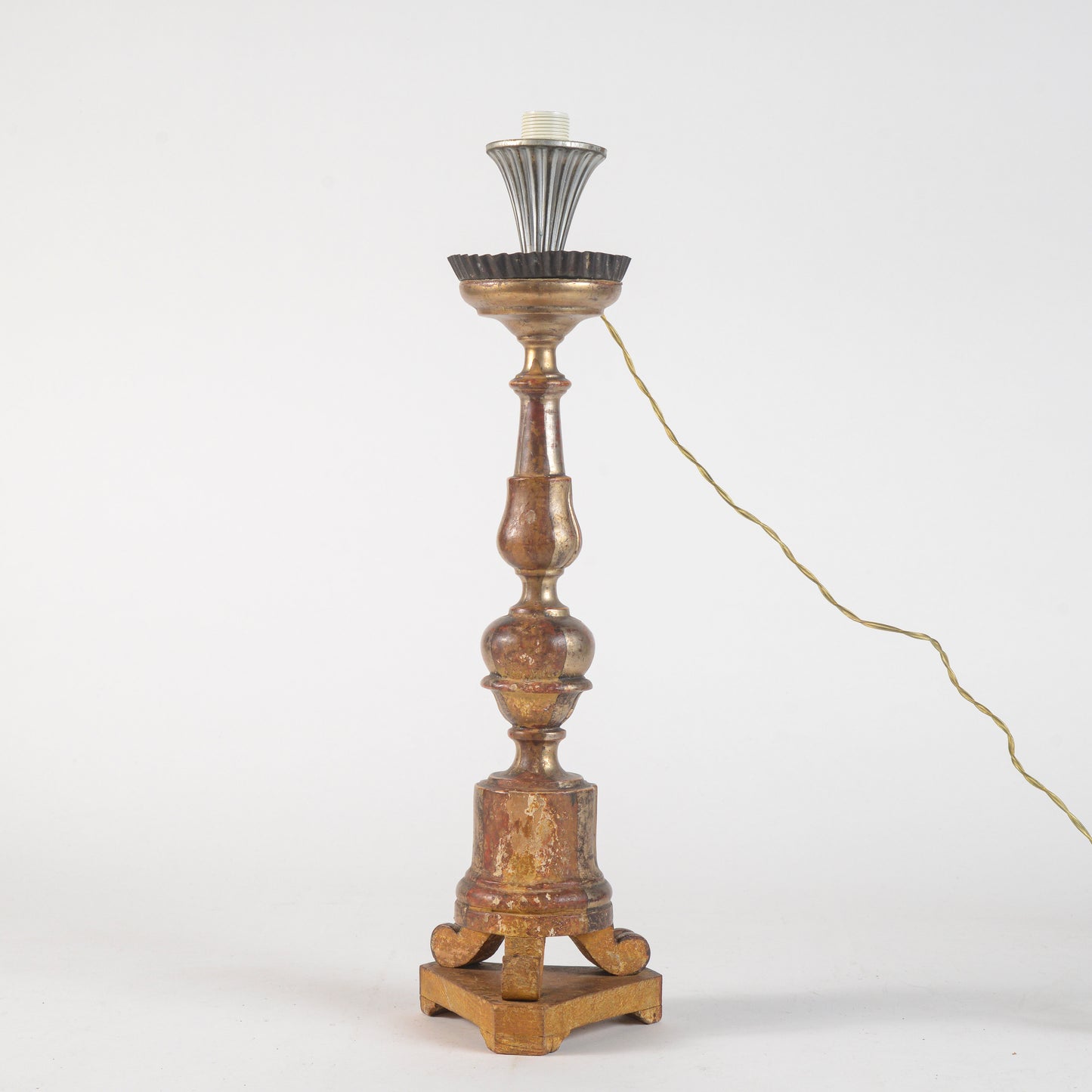 candeliere d'epoca finemente intagliato ed eletrificato nel 900