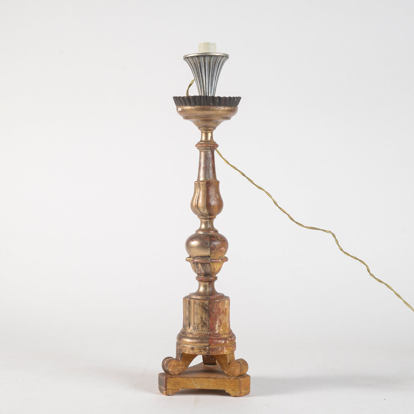 candeliere d'epoca finemente intagliato ed eletrificato nel 900