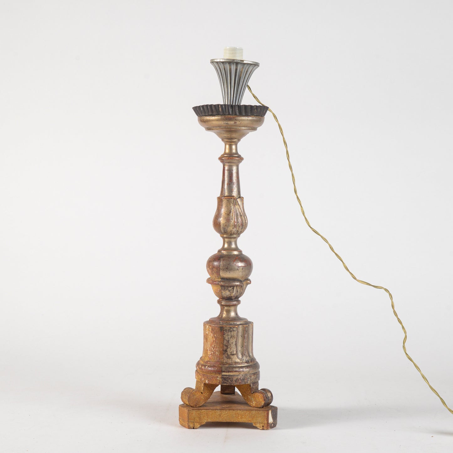 candeliere d'epoca finemente intagliato ed eletrificato nel 900