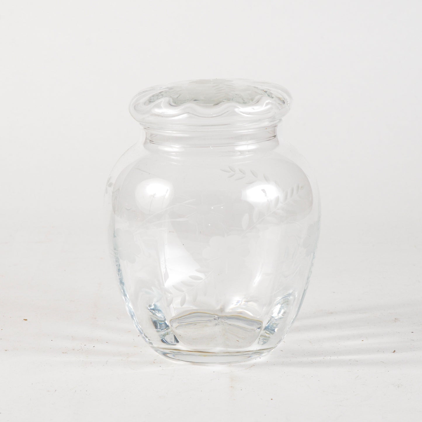 Vaso in vetro smerigliato con decoro floreale  Italia XX secolo