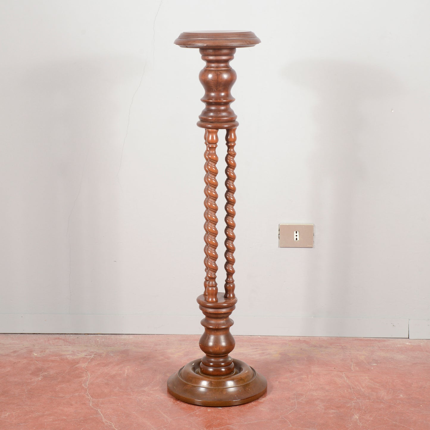 Colonna trespolo in legno con torniture anni 80