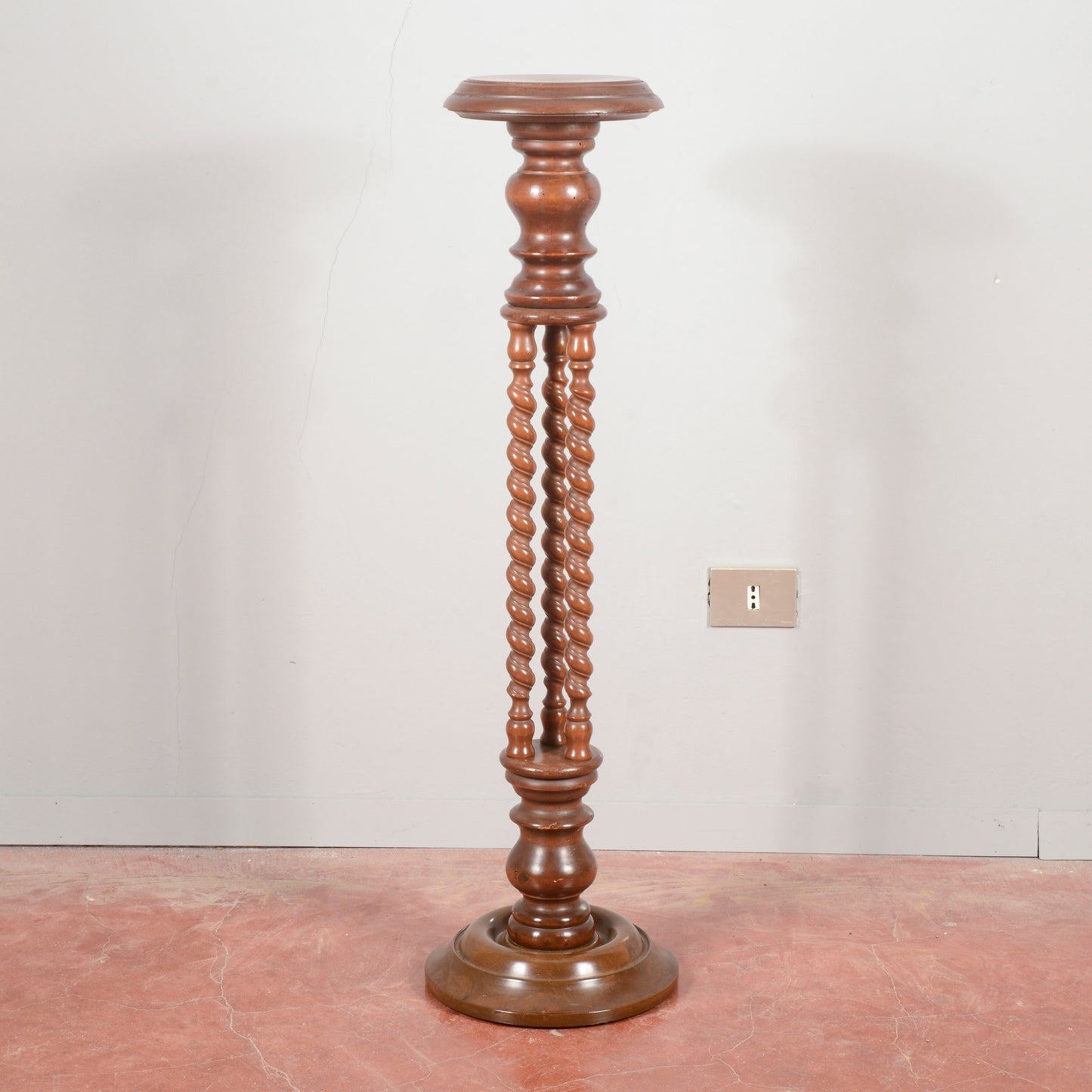 Colonna trespolo in legno con torniture anni 80