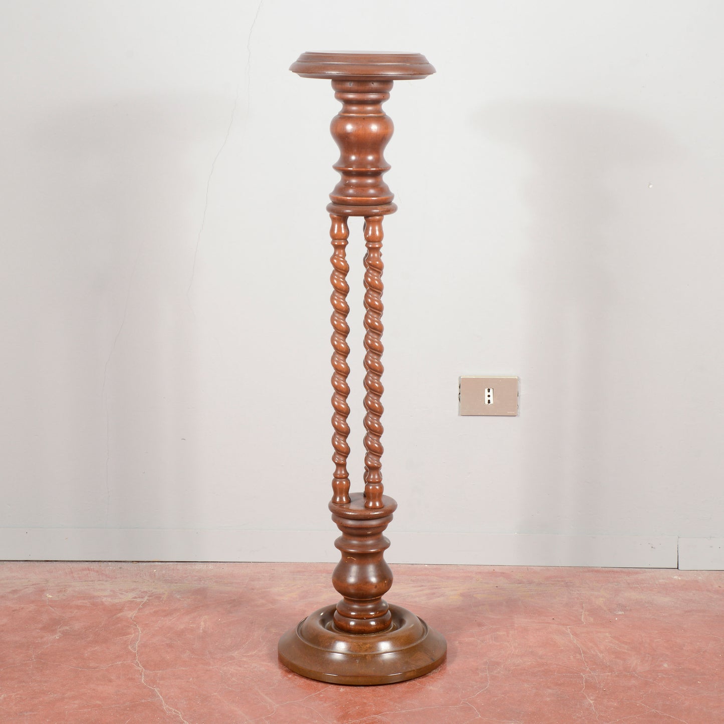 Colonna trespolo in legno con torniture anni 80
