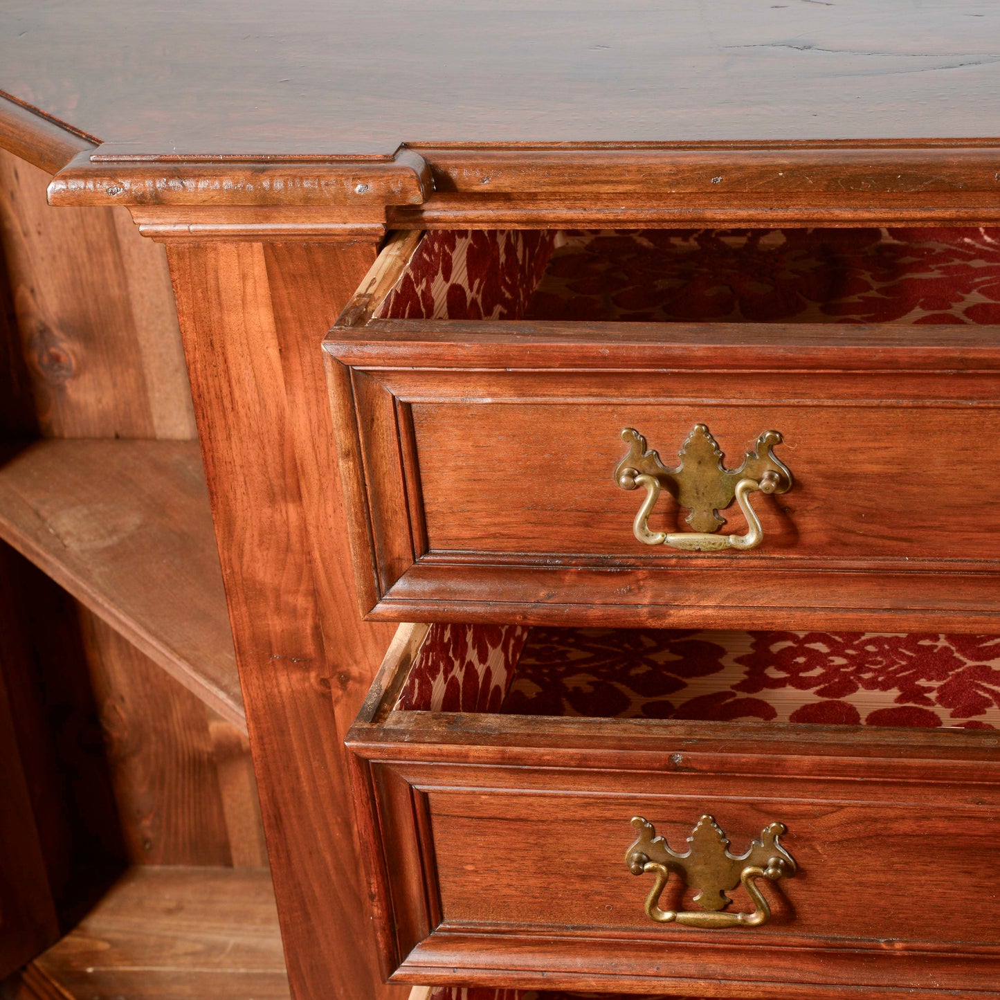 Credenza scantonata  stile sacrestia in noce