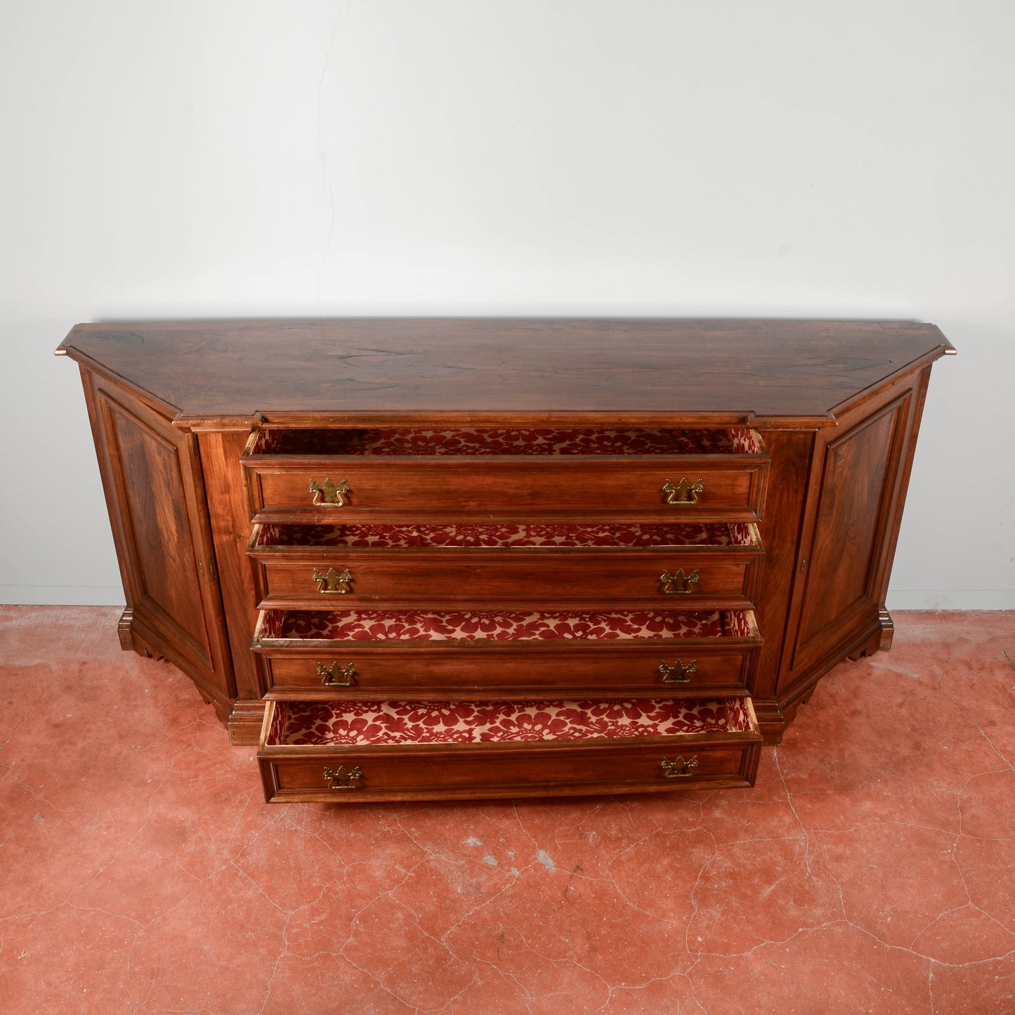 Credenza scantonata  stile sacrestia in noce