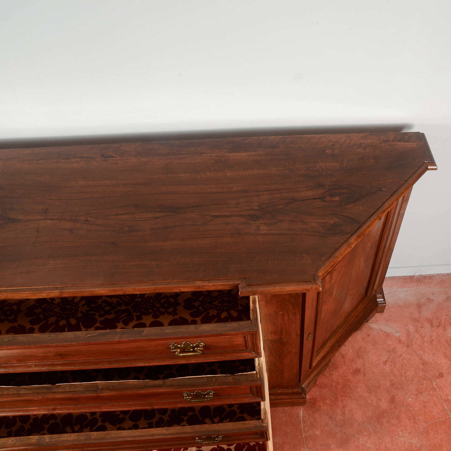 Credenza scantonata  stile sacrestia in noce
