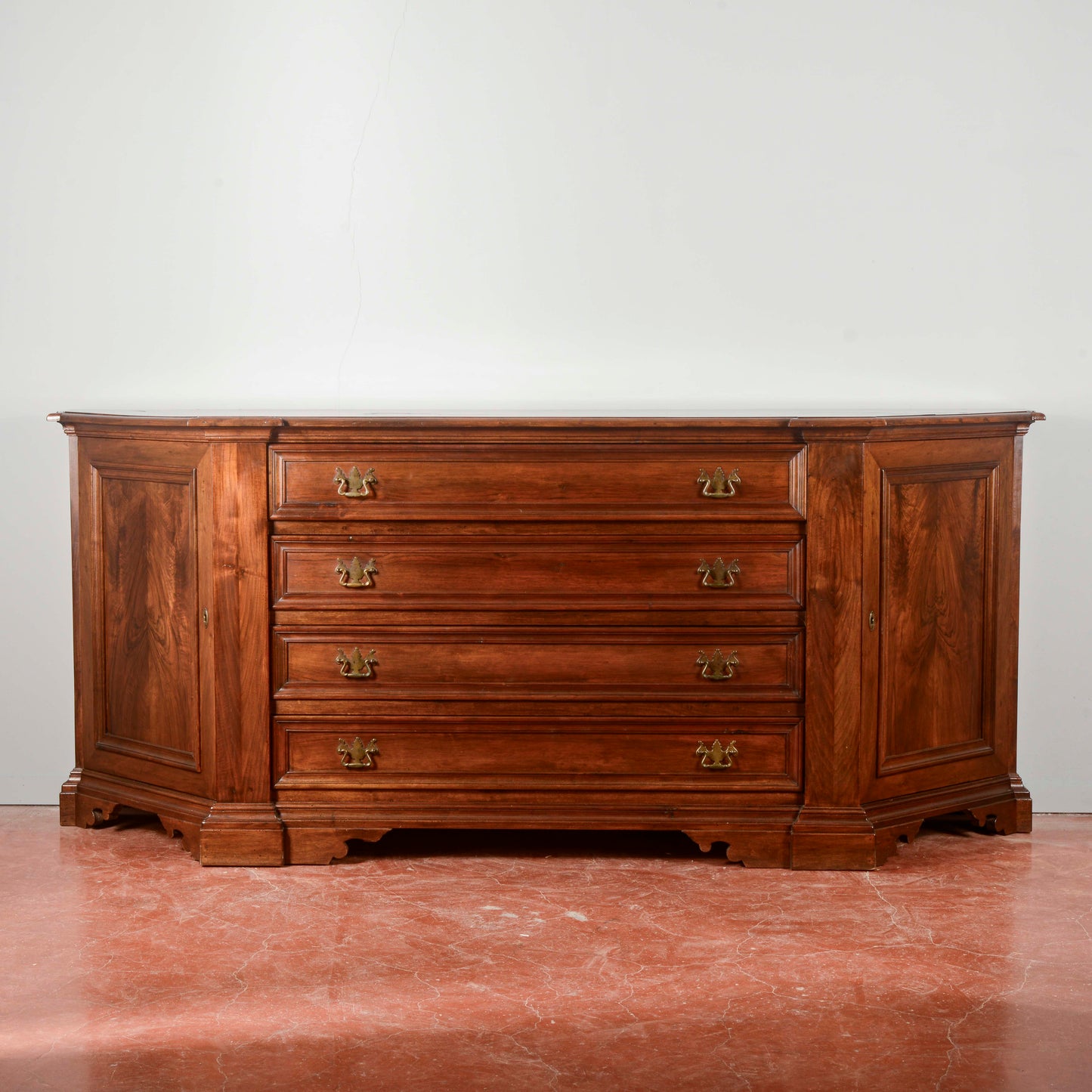 Credenza scantonata  stile sacrestia in noce