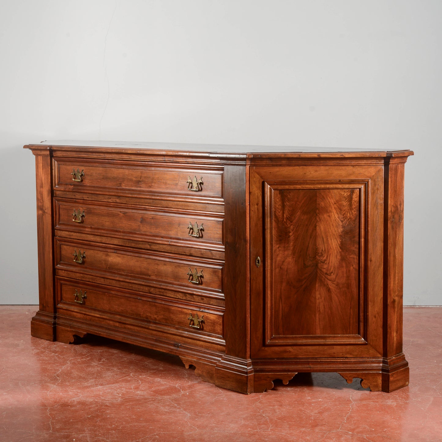 Credenza scantonata  stile sacrestia in noce