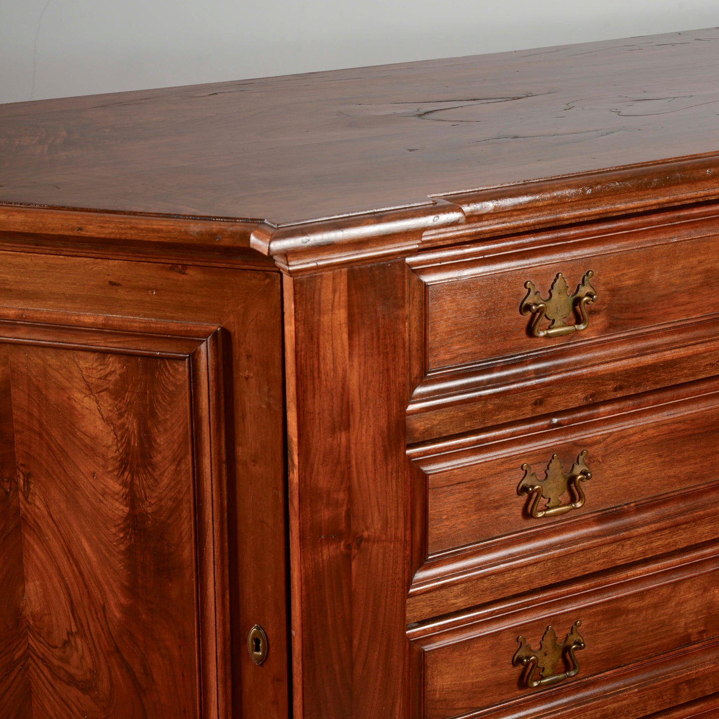 Credenza scantonata  stile sacrestia in noce