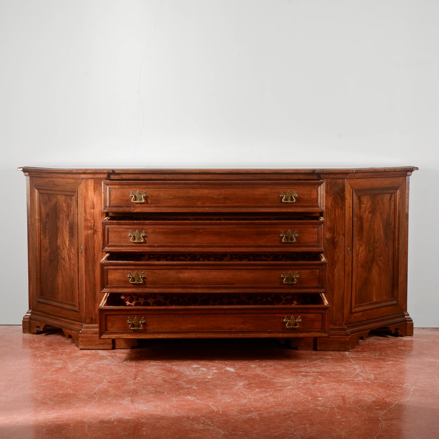 Credenza scantonata  stile sacrestia in noce