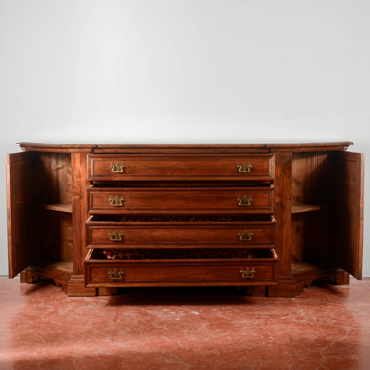 Credenza scantonata  stile sacrestia in noce